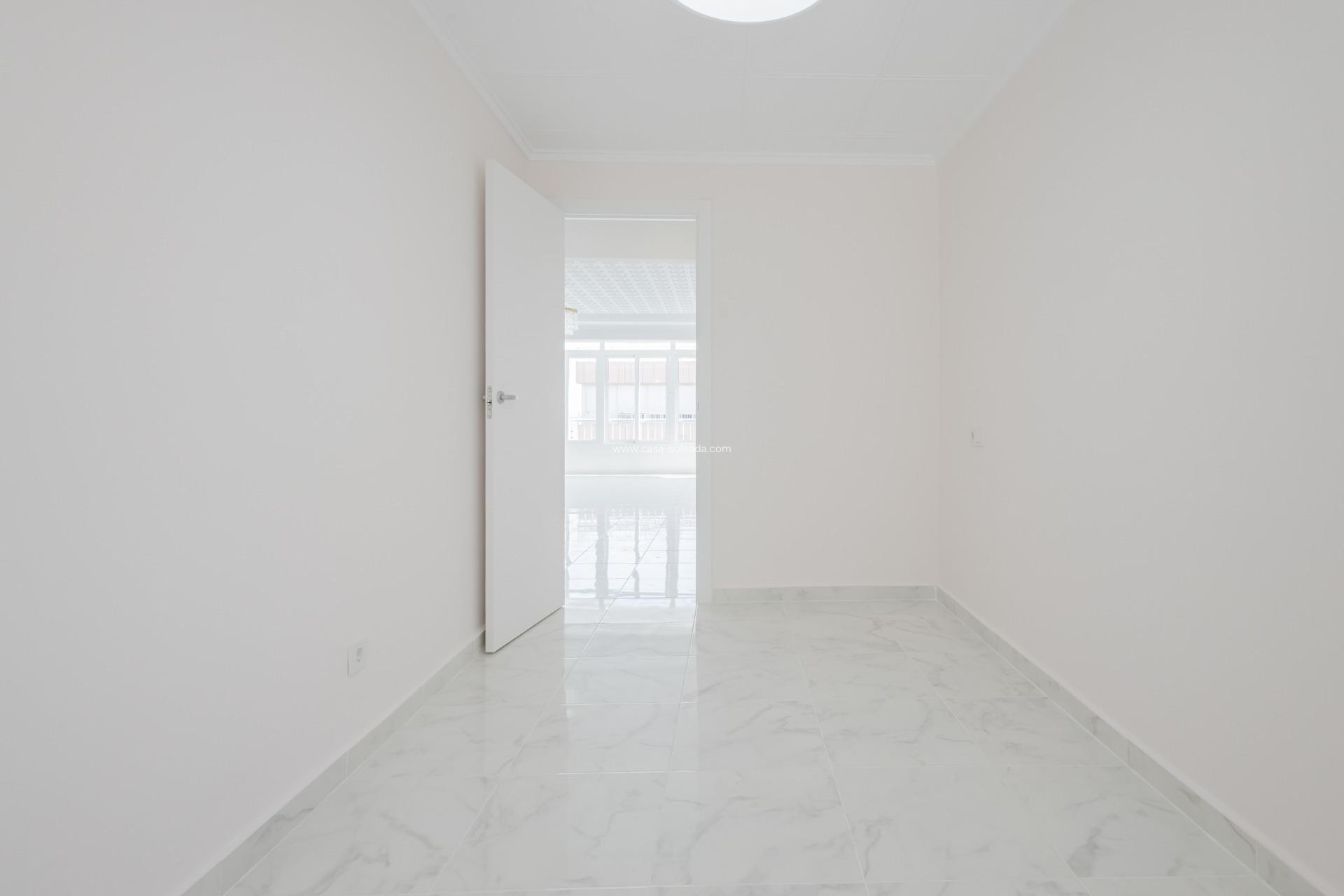 Resale - Apartment / flat - Torrevieja - Acequion