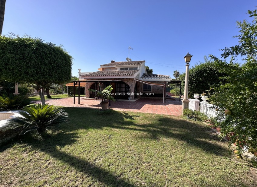 Resale - Villa - Elche