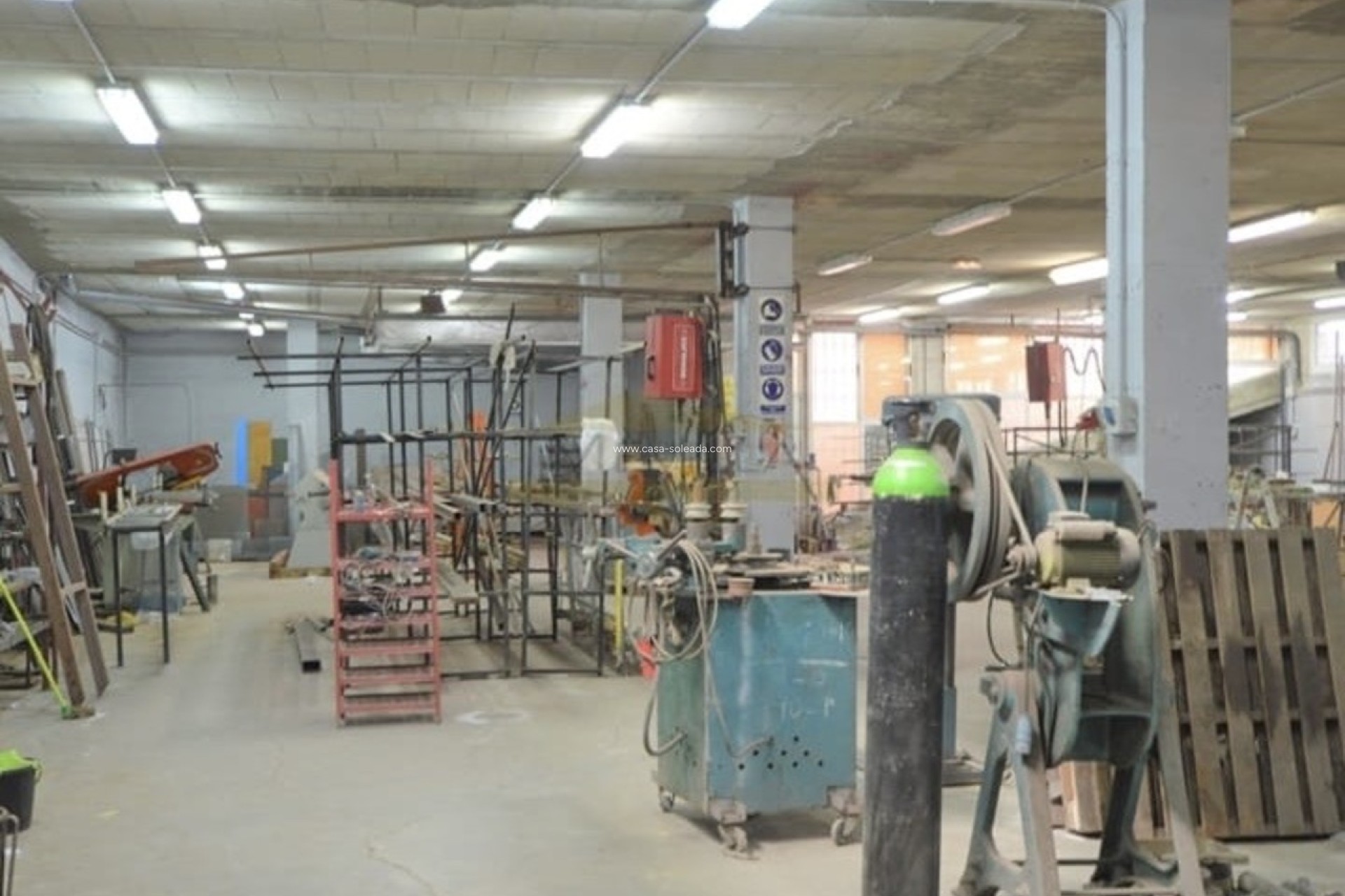 Revente - Commercial - San Miguel de Salinas