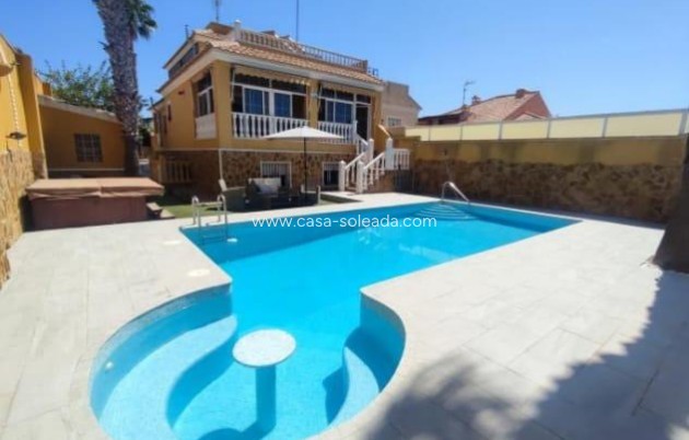 Villa - Herverkoop - Torrevieja - Aguas nuevas