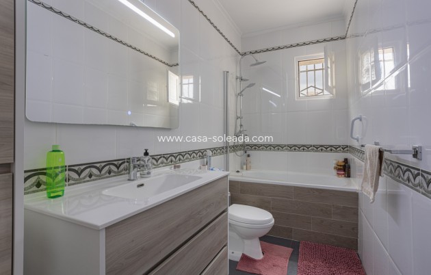 Resale - Country Property/Finca - Albatera
