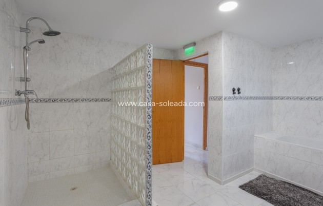 Resale - Country Property/Finca - Albatera