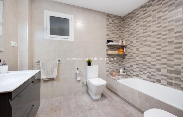 Herverkoop - Appartement / flat - Torrevieja - Paseo Maritimo