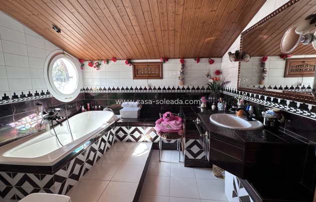 Resale - Villa - Elche