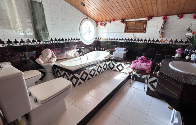 Resale - Villa - Elche