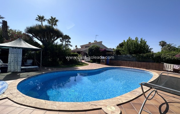 Resale - Villa - Elche