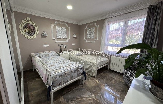 Resale - Villa - Elche