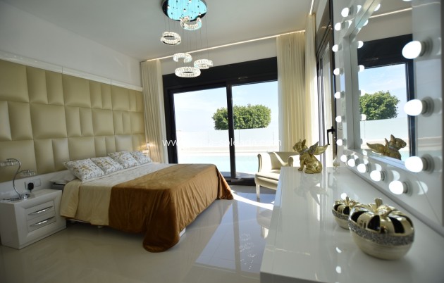 Resale - Villa - San Miguel de Salinas